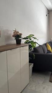 Una sala de estar con un armario blanco y un sofá. en Fleury, en Fez