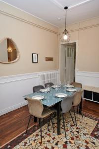 Un comedor con una mesa y sillas azules. en Hyper centre 2 chambres cosy 70m2, en Reims