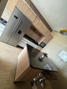 vistas a una cocina con mesa y nevera en Fleury, en Fez