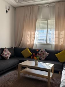 Una sala de estar con un sofá y una mesa de café. en Fleury, en Fez