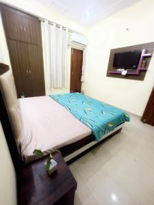 Ένα ή περισσότερα κρεβάτια σε δωμάτιο στο Tulsi Abode +2 φωτογραφίες