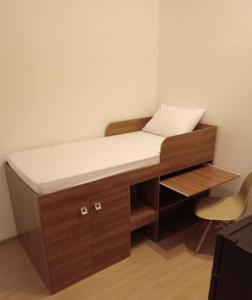 a bed in a room with a desk at Plaza Suites in Itajubá
