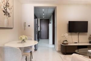 Телевизор и/или развлекательный центр в Golf and Lake View Studio in Royal Breeze