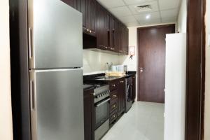 Кухня или мини-кухня в Golf and Lake View Studio in Royal Breeze
 +8 фотографий