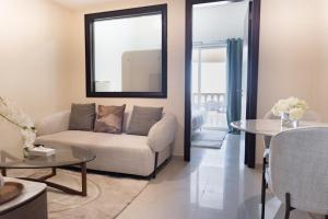 Гостиная зона в Golf and Lake View Studio in Royal Breeze