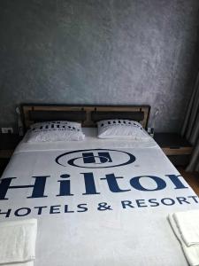 un lit avec un panneau de lit des Patriots dessus dans l'établissement Luxury apartment in building K55 with free garage, à Varna