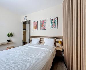 a bedroom with a large bed with white sheets at Slina Hotel Brussels in Brussels +24 photos
