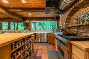 Fotografie z fotogalerie ubytování Long Term Rental - Perfect Two Family Home - Up to 14 Guests - Walk to Gondola! v destinaci Stratton + 42 fotografií