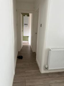 an empty hallway with a hallwayngthngthngthngthngthngthngthngthngthngth at COSY Rooms in Grove Park