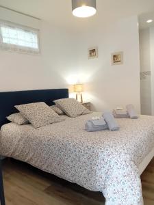 une chambre avec un lit avec deux serviettes dessus dans l'établissement Gite La Bignone, à Saint-Marcouf 1 autre photo