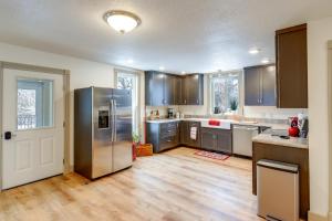 Η κουζίνα ή μικρή κουζίνα στο Charming Stevensville Home with Open Yard!