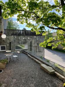 Un edificio de piedra con un banco y una mesa. en Unique, newly renovated studio, en Turku