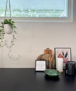 Una mesa negra con un cuadro y una ventana. en Unique, newly renovated studio, en Turku 17 fotos más