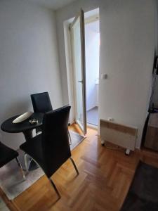 Μια τηλεόραση ή/και κέντρο ψυχαγωγίας στο Sarajevo Holiday Apartment 4