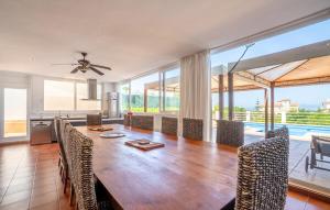 a large dining room with a table and chairs at Finca Ca Nostra, Charmante Villa, Großzügiger Pool & Meerblick in Llucmajor