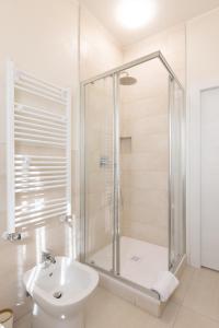 ein Badezimmer mit Dusche, Toilette und Waschbecken in der Unterkunft MAISON CHARME, Sindbad in Pero + 14 Fotos