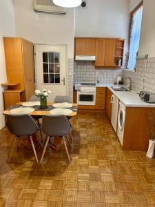 una cocina con mesa y sillas. en Ana Marija Apartment - Vila Golf, en Rogaška Slatina