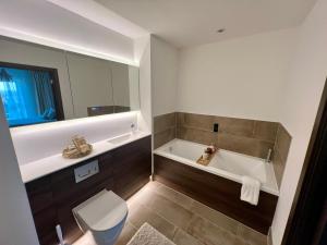 Un baño con bañera, inodoro y lavabo. en Luxury Double Bed En-Suite in London, en Barking 28 fotos más