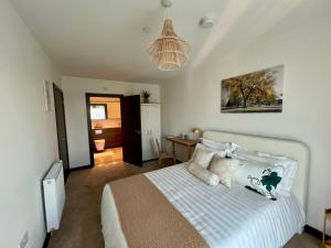 Un dormitorio con una cama y una lámpara de araña. en Luxury Double Bed En-Suite in London, en Barking
