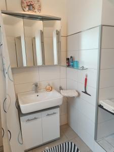 a bathroom with a sink and a mirror at Haus Gottschalk Nähe Küchenwelten in Niederdorla