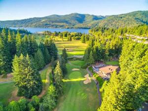 una vista aérea de un campo de golf con árboles y agua en Lake View Lodge, en Bellingham
