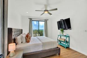 Una cama o camas en una habitación de Luxury Lakeview Home w/ Pool & Beach Access! - Not Active 43 fotos más