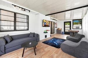 una sala de estar con un sofá y una mesa en Luxury 3BR with Private POOL & GAME ROOM, only 4 MIN to LEGOLAND, en Winter Haven