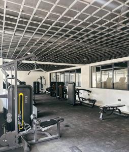 un gimnasio con varias cintas de correr y máquinas en Lester's Luxe Studio Apartment, en Ruaka 28 fotos más