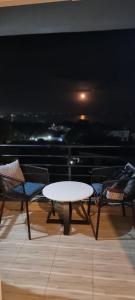 Balkón nebo terasa v ubytování Cosy Lake View Apartment, Netflix, Internet