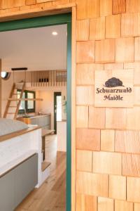 a sign on the wall of a kitchen at Tiny Hausboot Schwarzwald Maidle mit Dachterrasse und Kamin in Hamburg +10 photos