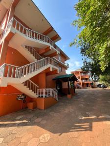 un bâtiment avec des escaliers sur son côté dans l'établissement Kawari Resort, à Gokarna