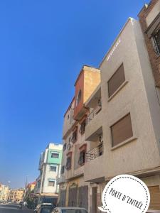 a building on the side of a street at Agadir Vibes 3 appartements & 1 studio modernes au cœur de la ville in Agadir