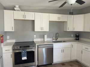 Una cocina o zona de cocina en St Pete Villa