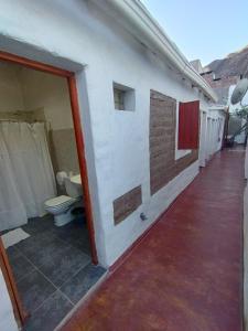 - Baño con aseo en una habitación en Mamacoca, en Purmamarca