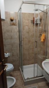 Bilik mandi di Via Latemar - Villaggio Veronza