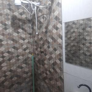 Telêmaco BorbaQuartos na Band的浴室里带玻璃门的淋浴间