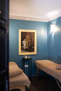 ein Zimmer mit zwei Betten und einem Gemälde an der Wand in der Unterkunft Riad Ajmal in Marrakesch + 37 Fotos