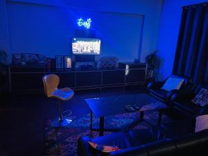 TV a/nebo společenská místnost v ubytování Cozy Private Room , E11 Islamabad + 13 fotografií