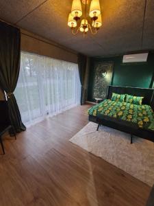 Un dormitorio con una cama y una pared verde. en Vinetas Apartments Nr1 Green Royal, en Cēsis 4 fotos más