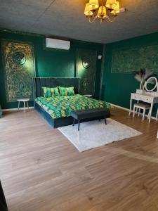 Un dormitorio con una cama y una pared verde. en Vinetas Apartments Nr1 Green Royal, en Cēsis