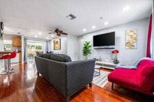 uma sala de estar com um sofá e uma cadeira vermelha em Breeze of the Lake em Lakeland