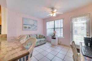 ein Wohnzimmer mit Sofa und Tisch in der Unterkunft Panama City Beach Townhome - Walk to Beach! in Panama City Beach