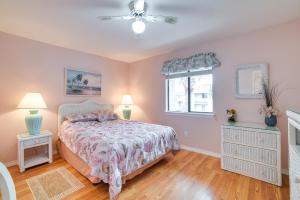 ein Schlafzimmer mit einem Bett und einem Fenster in der Unterkunft Panama City Beach Townhome - Walk to Beach! in Panama City Beach + 25 Fotos