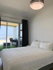 ウムドロティにあるCamarque 101 - 3 Bedroom Apartment - 180 Degree Sea Views In Umdlotiのベッドがあり海が見える寝室 +72枚の写真