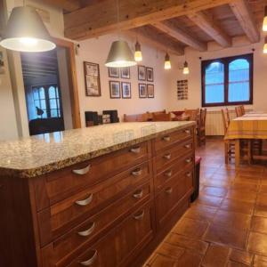 una cucina con un grande bancone e una sala da pranzo di Casa Tadeguaz, Vive Una Experiencia Única ! a Fago