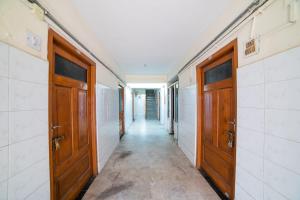 Un pasillo vacío con dos puertas y un pasillo en Hotel O Sree Radha Lodge Near Snow World, en Hyderabad