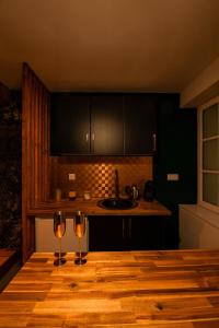 Kuchyň nebo kuchyňský kout v ubytování Passion et Mystère, Nuit en Love Room avec Énigmes