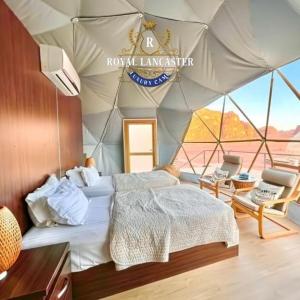DisahにあるROYAL LANCASTER lUXURY CAMPのテント内のベッド1台
