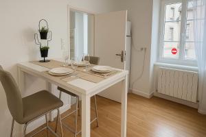 a white table and chairs in a room at Casa Terracotta 2 people -Central in Mâcon +5 photos