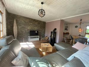 a living room with a couch and a tv at Deichliebe ÖKOlogisch in Winsen Luhe